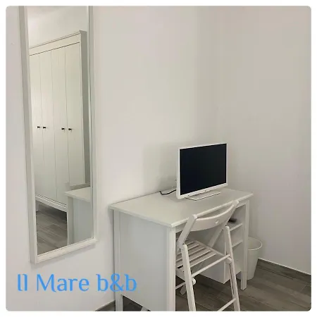 לינה וארוחת בוקר Il Mare 3*
